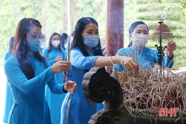 Hội LHPN Hà Tĩnh dâng hương địa chỉ đỏ, thăm hỏi gia đình chính sách