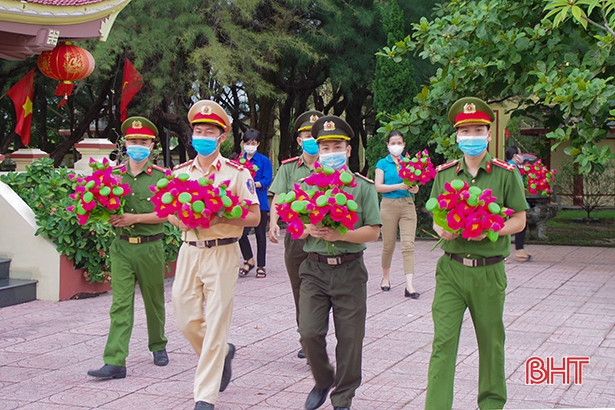 Ngàn đóa hoa sen dâng mộ liệt sỹ tại Nghĩa trang huyện Can Lộc