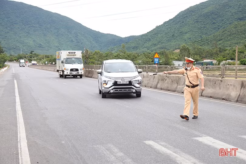 “Căng mình” kiểm soát người từ vùng dịch về Hà Tĩnh