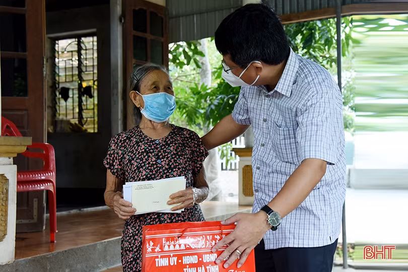 Lãnh đạo Hà Tĩnh tặng quà gia đình chính sách nhân ngày Thương binh - Liệt sỹ