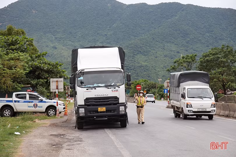 “Căng mình” kiểm soát người từ vùng dịch về Hà Tĩnh