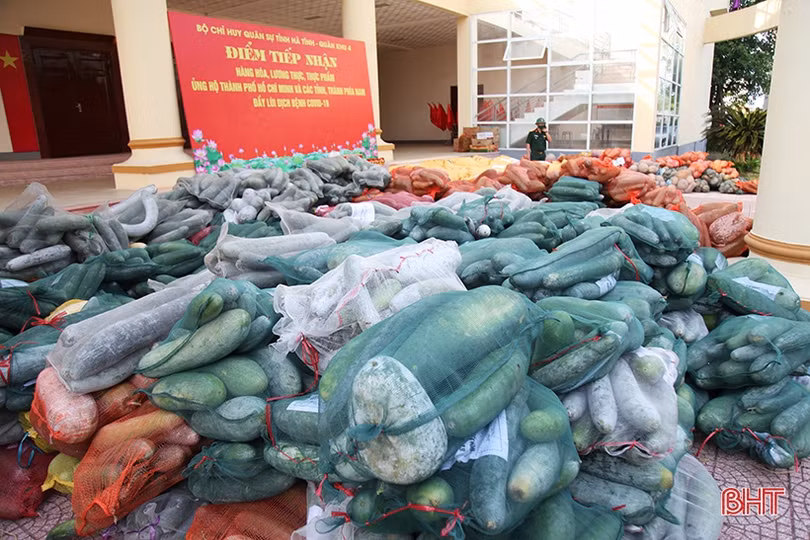Lực lượng vũ trang Hà Tĩnh gửi 38 tấn nông sản vào miền Nam