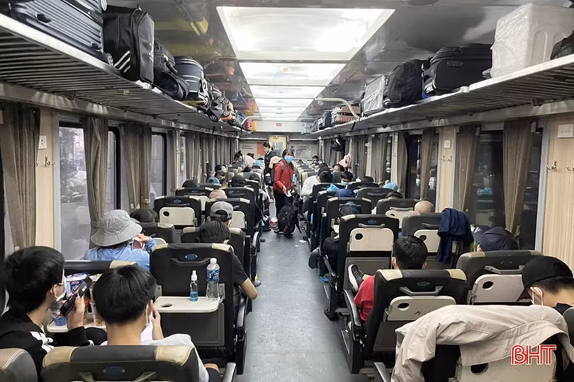 Công dân Hà Tĩnh phấn khởi lên tàu về quê từ Ga Sài Gòn