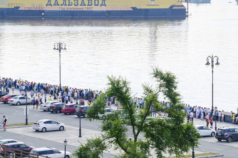 Đông đảo người dân TP Vladivostok quan sát Lễ duyệt binh từ bờ. Ảnh: THÀNH NAM Biên đội tàu Hải quân Việt Nam tham dự lễ duyệt binh tại Liên bang Nga