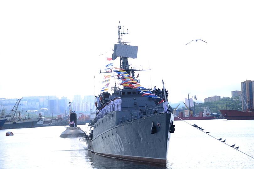 Đội hình duyệt binh nhìn từ hai tàu 015, 016 của HQND Việt Nam. Biên đội tàu Hải quân Việt Nam tham dự lễ duyệt binh tại Liên bang Nga