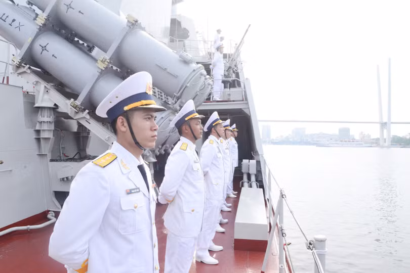 Cán bộ Biên đội tàu 015, 016 tại Lễ duyệt binh. Biên đội tàu Hải quân Việt Nam tham dự lễ duyệt binh tại Liên bang Nga