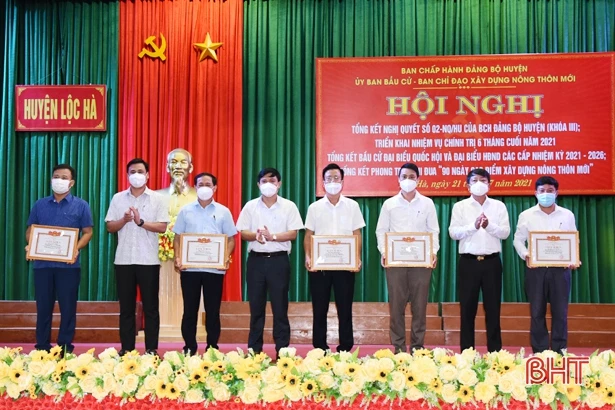 Lộc Hà khen thưởng 18 tập thể, 24 cá nhân trong thực hiện công tác bầu cử