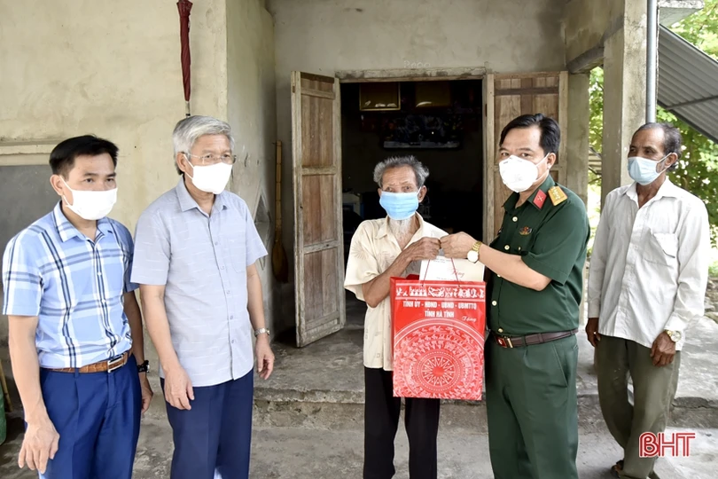 Chỉ huy trưởng Bộ CHQS Hà Tĩnh tặng quà các đối tượng chính sách ở TX Hồng Lĩnh