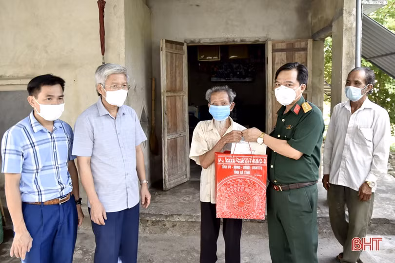 Chỉ huy trưởng Bộ CHQS Hà Tĩnh tặng quà các đối tượng chính sách ở TX Hồng Lĩnh