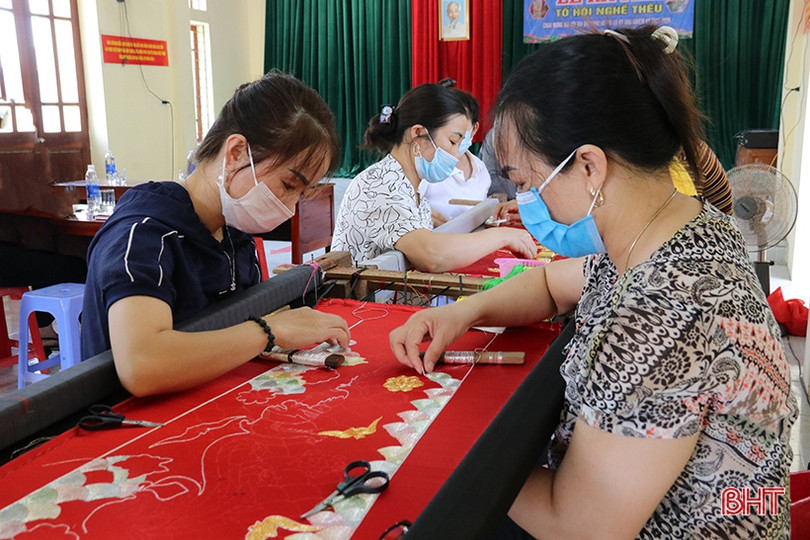 Ra mắt tổ hội nghề thêu tại vùng tái định cư TX Kỳ Anh