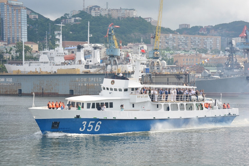 Tàu chỉ huy chở Đô đốc Sergei Avakyants, Tư lệnh Hạm đội Thái Bình Dương của Hải quân LB Nga tiến vào đội hình duyệt binh. Biên đội tàu Hải quân Việt Nam tham dự lễ duyệt binh tại Liên bang Nga