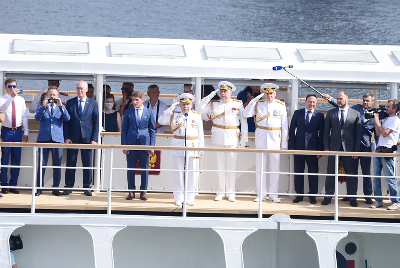 Đô đốc Sergei Avakyants, Tư lệnh Hạm đội Thái Bình Dương của Hải quân LB Nga cùng các đại biểu duyệt đội hình tàu tham dự lễ duyệt binh. Biên đội tàu Hải quân Việt Nam tham dự lễ duyệt binh tại Liên bang Nga