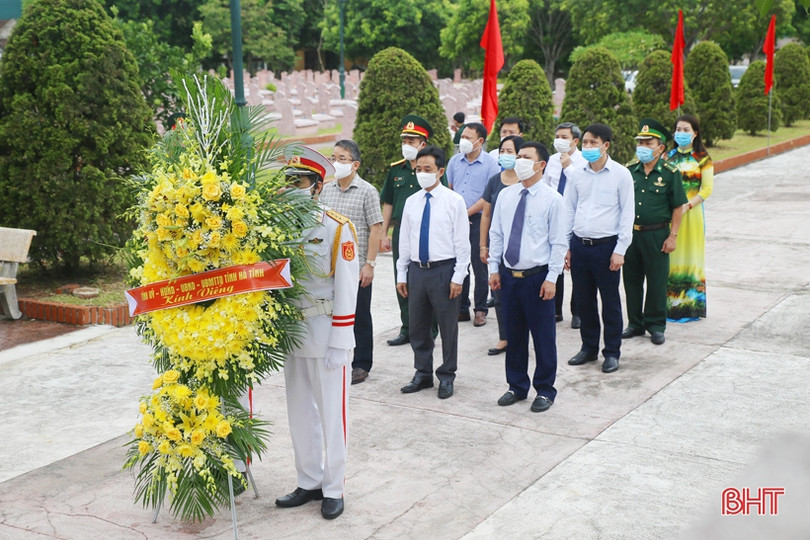 Lãnh đạo tỉnh Hà Tĩnh dâng hương tưởng niệm Bác Hồ, Tổng Bí thư Hà Huy Tập và các anh hùng, liệt sỹ