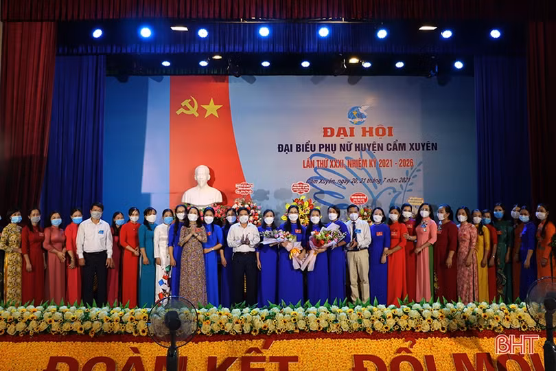 Bà Trần Thị Thanh Liên tái cử chức Chủ tịch Hội LHPN huyện Cẩm Xuyên