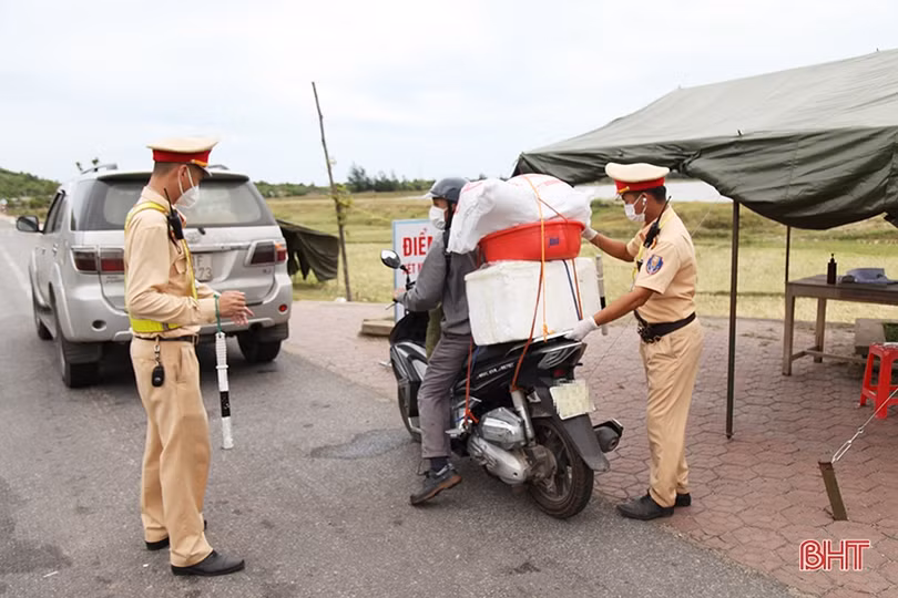 Hà Tĩnh: 3 công dân test nhanh dương tính với virus SARS-CoV-2, Hương Khê lập chốt phong tỏa