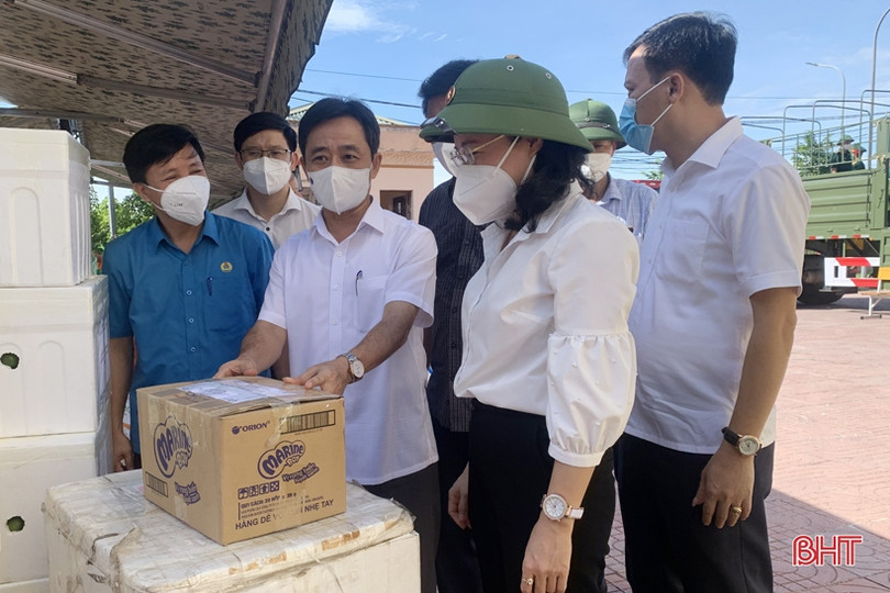 Hà Tĩnh tiếp nhận hàng hóa các đơn vị ủng hộ đồng bào miền Nam