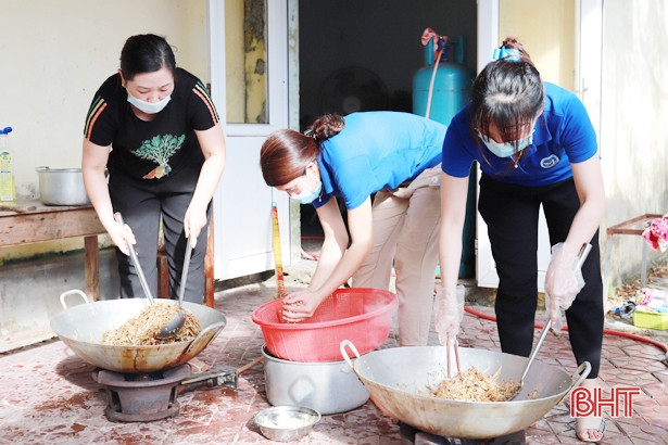 Giáo viên Nghi Xuân gửi 1.000 phần quà cho đồng bào miền Nam