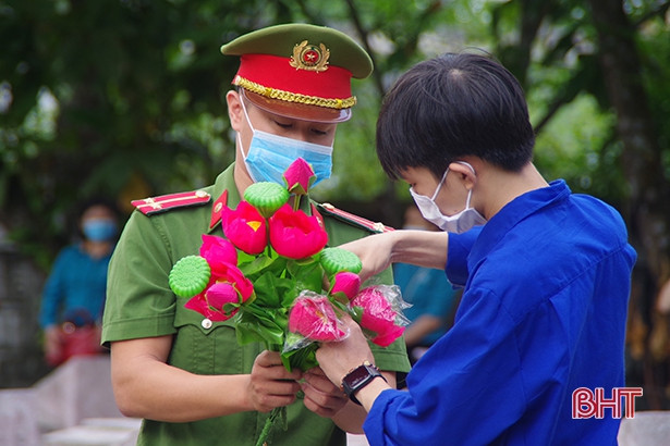 Ngàn đóa hoa sen dâng mộ liệt sỹ tại Nghĩa trang huyện Can Lộc