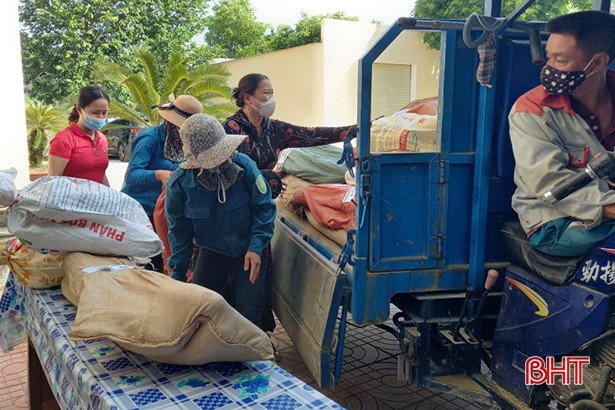 Các cấp công đoàn Hà Tĩnh quyên góp ủng hộ các tỉnh miền Nam