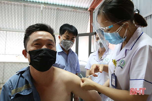 Hà Tĩnh tiêm vắc-xin phòng Covid-19 cho 370 công dân Trung Quốc