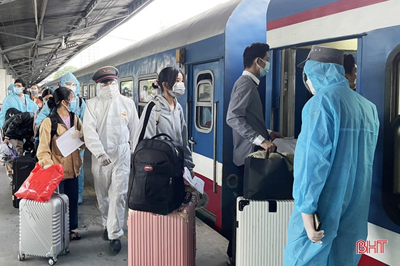 Công dân Hà Tĩnh phấn khởi lên tàu về quê từ Ga Sài Gòn