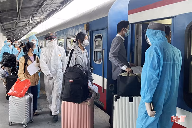 Công dân Hà Tĩnh phấn khởi lên tàu về quê từ Ga Sài Gòn