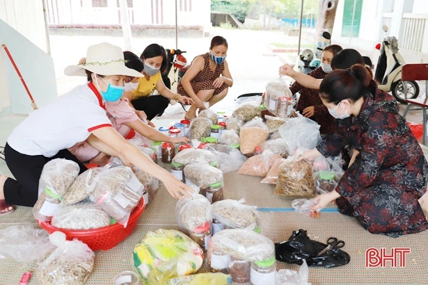 Giáo viên Nghi Xuân gửi 1.000 phần quà cho đồng bào miền Nam