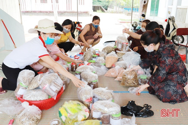 Giáo viên Nghi Xuân gửi 1.000 phần quà cho đồng bào miền Nam