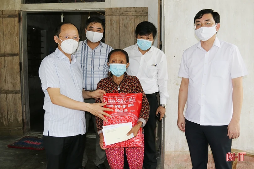 Lãnh đạo Hà Tĩnh tặng quà gia đình chính sách nhân ngày Thương binh - Liệt sỹ