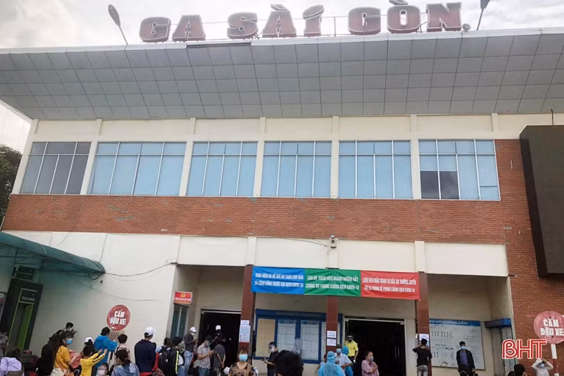 Công dân Hà Tĩnh phấn khởi lên tàu về quê từ Ga Sài Gòn