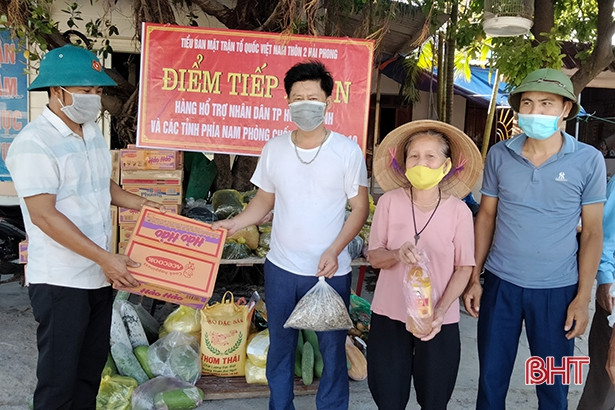 Bà con Hà Tĩnh quyên góp nhu yếu phẩm ủng hộ đồng bào miền Nam