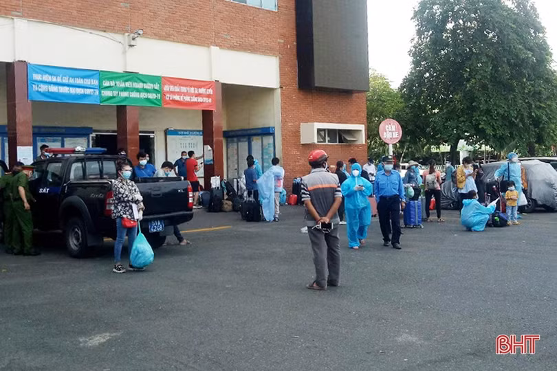 Công dân Hà Tĩnh phấn khởi lên tàu về quê từ Ga Sài Gòn