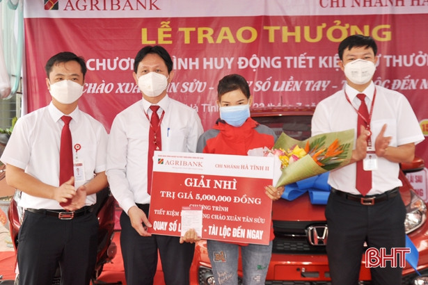 Agribank chi nhánh Hà Tĩnh II trao ô tô cho khách hàng trúng thưởng