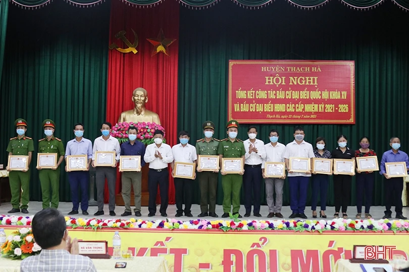 21 tập thể, 14 cá nhân được huyện Thạch Hà khen thưởng trong công tác bầu cử