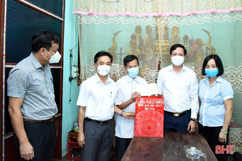 Phó Bí thư Thường trực Tỉnh ủy Hà Tĩnh tặng quà các gia đình chính sách ở huyện Kỳ Anh