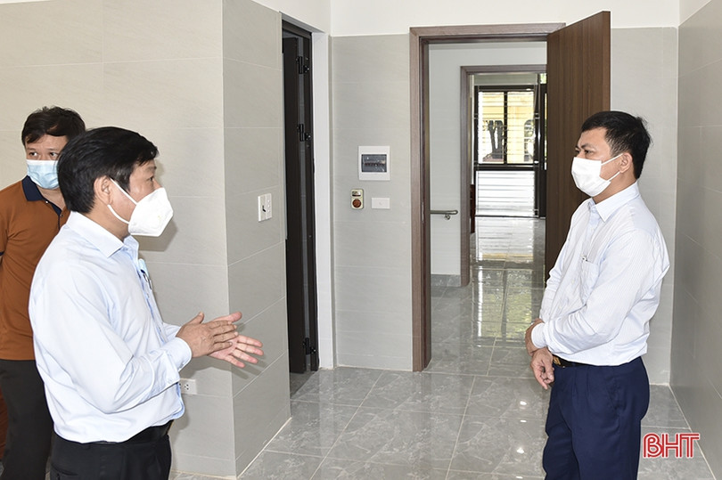 Phó Chủ tịch UBND tỉnh tặng quà Trung tâm Điều dưỡng Người có công và Bảo trợ xã hội Hà Tĩnh