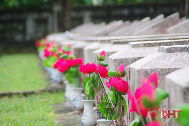 Ngàn đóa hoa sen dâng mộ liệt sỹ tại Nghĩa trang huyện Can Lộc