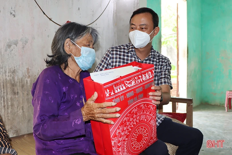 Trưởng ban Tuyên giáo Tỉnh ủy tặng quà đối tượng chính sách ở Cẩm Xuyên