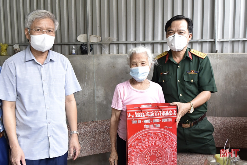 Chỉ huy trưởng Bộ CHQS Hà Tĩnh tặng quà các đối tượng chính sách ở TX Hồng Lĩnh