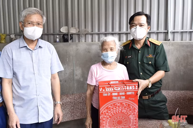 Chỉ huy trưởng Bộ CHQS Hà Tĩnh tặng quà các đối tượng chính sách ở TX Hồng Lĩnh