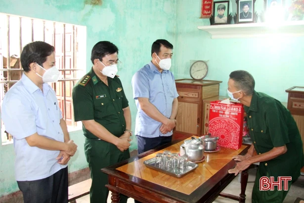 Lãnh đạo Hà Tĩnh tặng quà gia đình chính sách nhân ngày Thương binh - Liệt sỹ