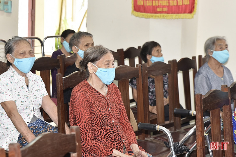 Phó Chủ tịch UBND tỉnh tặng quà Trung tâm Điều dưỡng Người có công và Bảo trợ xã hội Hà Tĩnh