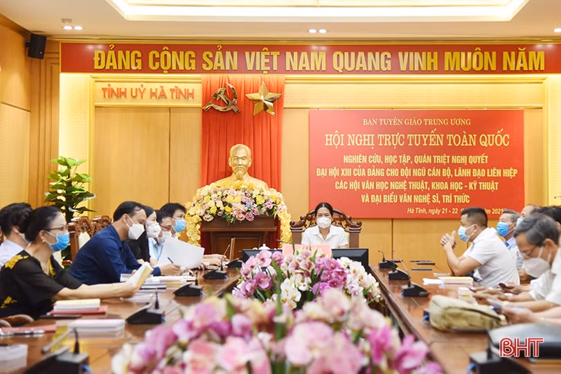 Tiếp thu Nghị quyết Đại hội XIII của Đảng gắn với nhiệm vụ phát triển văn học nghệ thuật, khoa học - kỹ thuật