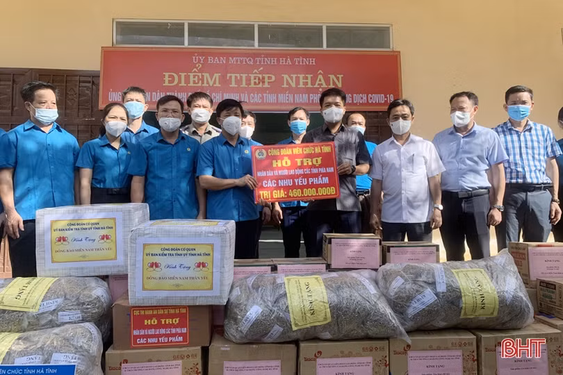 Hà Tĩnh tiếp nhận hàng hóa các đơn vị ủng hộ đồng bào miền Nam