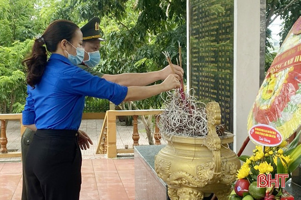 Tuổi trẻ tặng quà tri ân gia đình chính sách