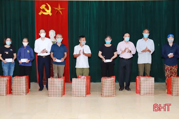 Lãnh đạo Hà Tĩnh tặng quà gia đình chính sách nhân ngày Thương binh - Liệt sỹ