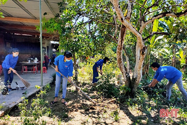 Tuổi trẻ Hương Khê gắn mã QR cung cấp thông tin tại các di tích lịch sử