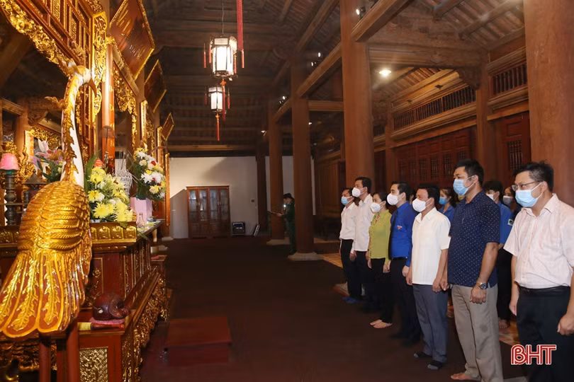 Thắp nến tri ân các anh hùng, liệt sỹ tại Ngã ba Đồng Lộc