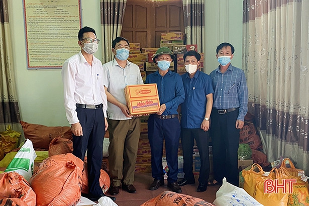 Bà con Hà Tĩnh quyên góp nhu yếu phẩm ủng hộ đồng bào miền Nam