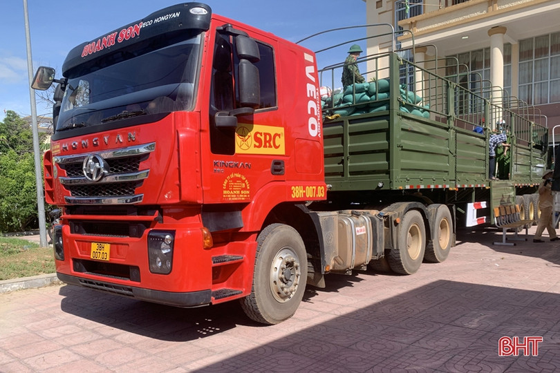 Hà Tĩnh tiếp nhận hàng hóa các đơn vị ủng hộ đồng bào miền Nam